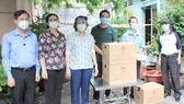 Chủ tịch Ủy ban MTTQ Việt Nam TPHCM Tô Thị Bích Châu (thứ 3 từ trái qua) trao quà an sinh cho người dân tại KP 5, phường 9, quận 5, TPHCM. Ảnh: A.HOÀNG