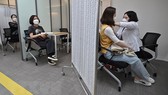 Nhân viên y tế tiêm vaccine phòng Covid-19 cho người dân tại Seoul, Hàn Quốc. Ảnh: TTXVN