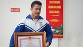 Anh Trung Văn Nam nhận Bằng khen của Thủ tướng Chính phủ. Ảnh: HNMO