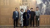 Hoàng Việt (giữa) và Hùng Cường (bên phải ngoài cùng) cùng gia đình hoạ sĩ Huỳnh Phương Đông tại buổi triển lãm. Ảnh: BTC