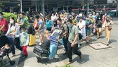 Rất đông người dân trở lại TPHCM qua sân bay Tân Sơn Nhất. Ảnh: QUỐC HÙNG