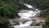 Tại thác Tam Cấp xã Quảng Kim, nước từ nguồn cội núi Hoành tạo ra dòng thác 3 cấp tuyệt đẹp