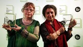 Tác giả Geetanjali Shree (phải) và dịch giả Daisy Rockwell nhận giải thưởng Booker 2021
