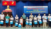 Chương trình “Mẹ đỡ đầu” hỗ trợ cho 50 trẻ em mồ côi do dịch Covid-19 tại Quận 8. Ảnh: Thanhuytphcm.vn