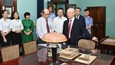 Tổng Bí thư Nguyễn Phú Trọng trò chuyện với cán bộ, nhân viên Khu di tích Nhà 67. Ảnh: VIẾT CHUNG