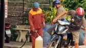 Nhiều người dân vẫn có nhu cầu mua xăng bằng can