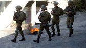 Binh sỹ Israel tuần tra tại thành phố Hebron, Khu Bờ tây. Ảnh: TTXVN
