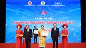 Bà Trương Bích Đào, Giám đốc Nhân sự tại Nestlé Việt Nam, đại diện doanh nghiệp nhận bằng khen của Bộ Lao Động - Thương Binh & Xã hội