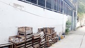 Cơ sở Tân Tín Văn đưa mấy tấm pallet cũ mục ra chiếm dụng đường hẻm