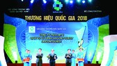 Ông Nguyễn Hữu Y Yên, Tổng Giám đốc Công ty Dịch vụ Lữ hành Saigontourist, nhận biểu trưng Thương hiệu Quốc gia 2018 tại lễ công bố các doanh nghiệp có sản phẩm đạt Thương hiệu Quốc gia 2018