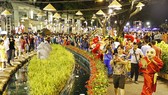 Xôn xao đón tết cùng ông Địa và trống ếch rộn ràng tại Hội chợ hoa xuân Phú Mỹ Hưng