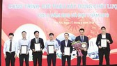 Ông Lê Văn Nam - Phó TGĐ (thứ 3 từ trái qua)  đại diện Tập đoàn Xây dựng Hòa Bình đón nhận  giải thưởng của Bộ Xây dựng