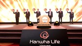 Lãnh đạo Tập đoàn Hanwha, Hanwha Life Việt Nam và Đại diện Cục Quản lý - Giám Sát Bảo hiểm thực hiện nghi thức kỷ niệm 10 năm thành lập.