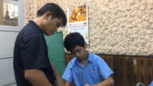 Thầy Phan Minh Thông tận tình dạy vẽ cho học trò ở  Trường Chuyên biệt Khiếm thính Hy vọng Bình Thạnh