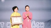 Bà Lê Thị Kim Thoa - nguyên Chủ tịch điều hành Quỹ Hỗ trợ Giáo dục  Lê Mộng Đào nhận bằng khen của UBND TPHCM trao tặng cho Quỹ