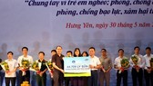 Bà Nguyễn Thị Minh Tâm, Giám đốc Chi nhánh Vinamilk Hà Nội đại diện công ty trao bảng tượng trưng 44.709 ly sữa cho đại diện tỉnh Hưng Yên  