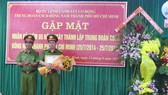 Thiếu tướng Nguyễn Thanh Bảnh, Ủy viên Đảng Ủy, Phó Tư lệnh Bộ Tư Lệnh CSCĐ trao Bằng khen tập thể xuất sắc cho Trung đoàn CSCĐ Đông Nam TPHCM