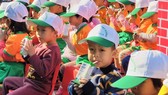 Các em học sinh tỉnh Hà Nam tham gia uống sữa tại lễ phát động chương trình Sữa học đường năm 2019.
