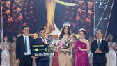 Nam A Bank trao thẻ JCB cho tân Hoa hậu Hoàn vũ Việt Nam 2019