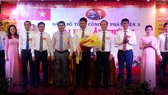 Đồng chí Võ Văn Yên (thứ 5 từ trái sang) chúc mừng Ban Chấp hành Đảng bộ Tổng Công ty Phát điện 3 nhiệm kỳ mới