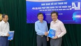 Ông Lê Quốc Cường, Phó Giám đốc Sở  TT-TT TPHCM (giữa) trao bài dự thi hội thi cho đại diện ban giám khảo