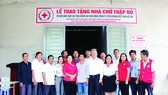 Ông Hwang Fa Jane - đại diện Công ty CPHH Vedan Việt Nam cùng đại diện chính quyền địa phương trong buổi trao tặng nhà cho anh Vi Văn Bé