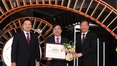 Ông Trần Văn Tần, Thành viên HĐQT đại diện VietinBank nhận danh hiệu “Doanh nghiệp bền vững Việt Nam” năm 2020