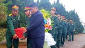 Lễ an táng hài cốt liệt sĩ tại Nghĩa trang Liệt sĩ huyện Hướng Hóa. Ảnh: TTXVN