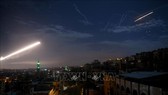 Hệ thống phòng thủ tên lửa của Syria đáp trả một vụ phóng tên lửa ở thủ đô Damascus. Ảnh: THX/TTXVN