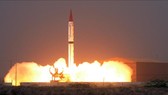 Tên lửa đạn đạo đất đối đất tầm trung Shaheen-III rời bệ phóng tại địa điểm không xác định ở Pakistan ngày 11-12-2015. Ảnh tư liệu: AFP/TTXVN