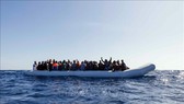 Người di cư chờ được giải cứu ngoài khơi Libya ngày 9-2-2020. Ảnh tư liệu: AFP/TTXVN