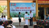 Công ty TNHH MTV Xổ số kiến thiết Đồng Tháp trao học bổng “Thắp sáng ước mơ” tại huyện Tam Nông