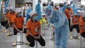 Cán bộ y tế tỉnh Quảng Ninh hỗ trợ Bắc Giang lấy mẫu xét nghiệm. Ảnh: Bộ Y tế