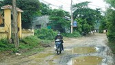 Mặt đường  ĐT601 đi vào xã Hòa Bắc (huyện Hòa Vang, TP Đà Nẵng) bong tróc