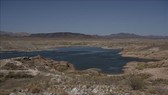  Một hồ nước gần Las Vegas, bang Nevada, Mỹ gần khô cạn do nắng nóng kéo dài, ngày 10/6/2021. Ảnh: AFP/TTXVN