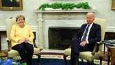 Thủ tướng Đức Angela Merkel trao đổi cùng Tổng thống Joe Biden trong chuyến thăm Mỹ. Ảnh: REUTERS