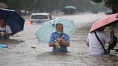 Mưa lớn gây ra lũ lụt kỷ lục ở thành phố Trịnh Châu, tỉnh Hà Nam. Ảnh: REUTERS