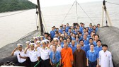 Chào cờ trên biển...