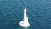 Một tên lửa đạn đạo (SLBM) phóng từ tàu ngầm Dosan Ahn Chang-ho lớp 3.000 tấn tại Trung tâm Thử nghiệm ADD Anheung ở tỉnh Nam Chungcheong ngày 15-9. Ảnh: REUTERS