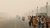Khói bụi trên đường phố Ấn Độ. Ảnh: REUTERS