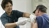  Nhân viên y tế tiêm vaccine phòng cúm mùa cho người dân tại Los Angeles, bang California, Mỹ. Ảnh tư liệu: TTXVN