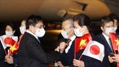 Cán bộ, nhân viên Đại sứ quán Việt Nam tại Nhật Bản đón Thủ tướng Phạm Minh Chính tại Sân bay quốc tế Haneda. Ảnh: TTXVN