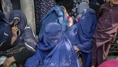 Phụ nữ Afghanistan đợi rút tiền bên ngoài một ngân hàng ở Kabul, ngày 15-9-2021. Ảnh: TTXVN