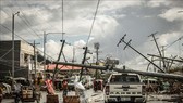 Cột điện bị quật đổ sau khi bão Rai đổ bộ vào thành phố Surigao, tỉnh Surigao del norte, Philippines, ngày 19-12-2021. Ảnh: TTXVN