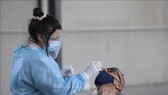 Nhân viên y tế lấy mẫu xét nghiệm Covid-19 cho người dân tại Nicosia, Cyprus. Ảnh: TTXVN