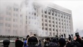 Người biểu tình quá khích tấn công tòa thị chính thành phố Almaty, Kazakhstan ngày 5-1-2022. Ảnh: TTXVN