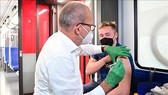 Nhân viên y tế tiêm vaccine phòng Covid-19 cho người dân tại Berlin, Đức ngày 30-8-2021. Ảnh: TTXVN