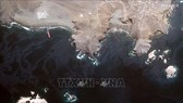 Dầu loang tại bờ biển ở Ventanilla, Peru sau sự cố tràn dầu liên quan thảm họa núi lửa phun trào ở Tonga, ngày 19-1-2022. Ảnh: TTXVN