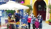 Du khách đi lễ đầu năm trong bình an tại chùa Quán Sứ (Hà Nội)