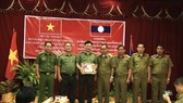 Ban giám đốc Công an tỉnh Thừa Thiên-Huế đón nhận Huy chương lao động của Chính phủ Lào. Ảnh: CAND